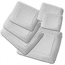 Compresas sanitarias blancas apiladas sobre un fondo liso