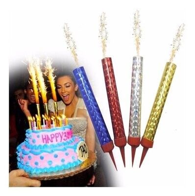 Tarta de cumpleaños con bengalas encendidas, glaseado rosa y decoraciones de 