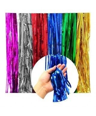 Borlas metálicas en magenta, plata, rojo, azul, verde y dorado, con una mano sosteniendo cintas azules en un círculo insertado.