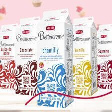 Envases surtidos de Bettercreme en colores rosa, azul, amarillo y granate sobre un fondo rosa.