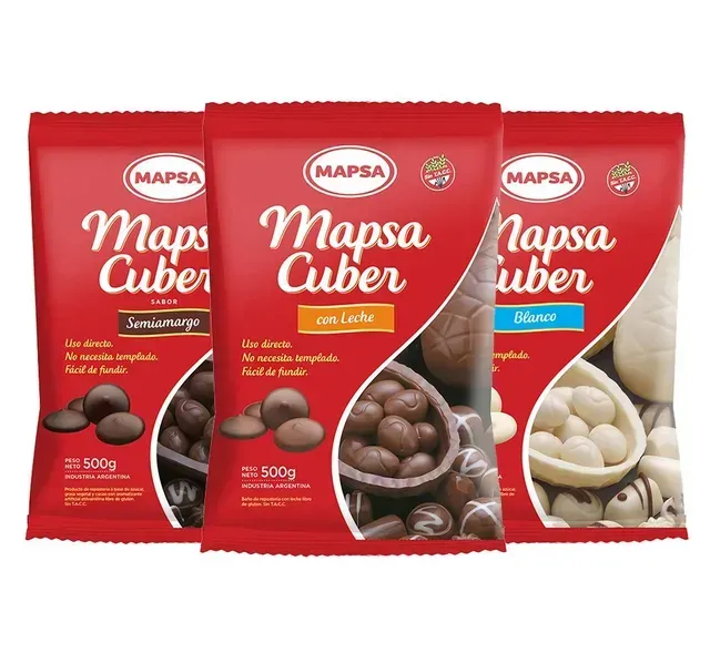 Tres paquetes rojos de condimento Mapa Cuber, con sabores a chocolate, calamar y ajo.