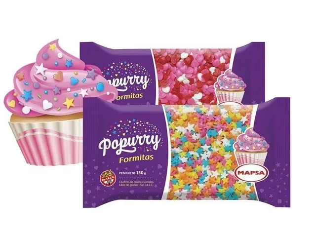 Bolsas de palomitas de maíz moradas con temática de fiesta y una magdalena rosa glaseada sobre un fondo blanco.