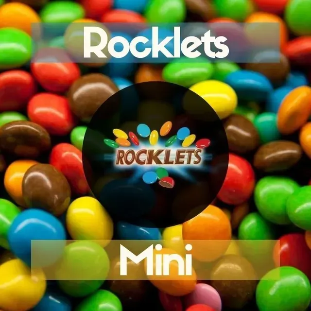 Paquete de mini caramelos Rocklets con coloridos bombones de chocolate.