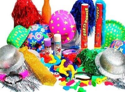 Sombreros de fiesta, serpentinas, globos, serpentinas y confeti de colores brillantes sobre un fondo blanco.
