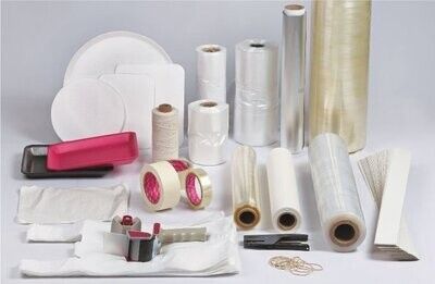 Rollos surtidos de film de embalaje transparente, blanco y rosa, y bolsas sobre un fondo blanco.