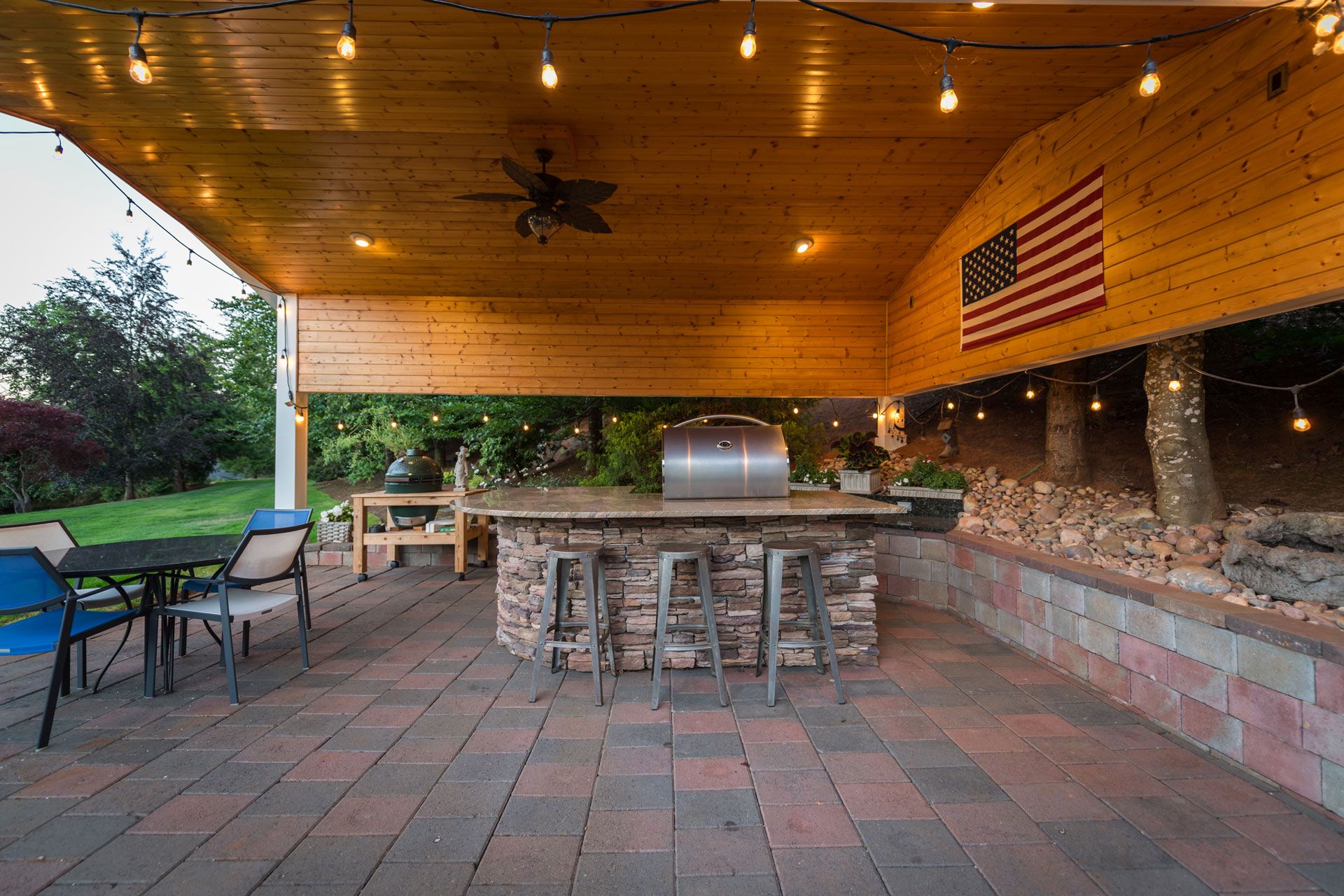 Deck under the Pergolas with Dine in the Center - Oregon & WA - AC General Construction