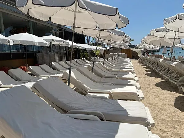 Rangée de transat Estérel plage