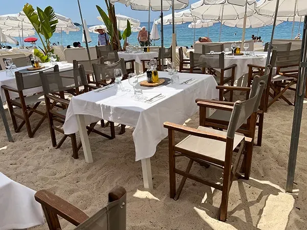 tables dans le sable Estérel plage