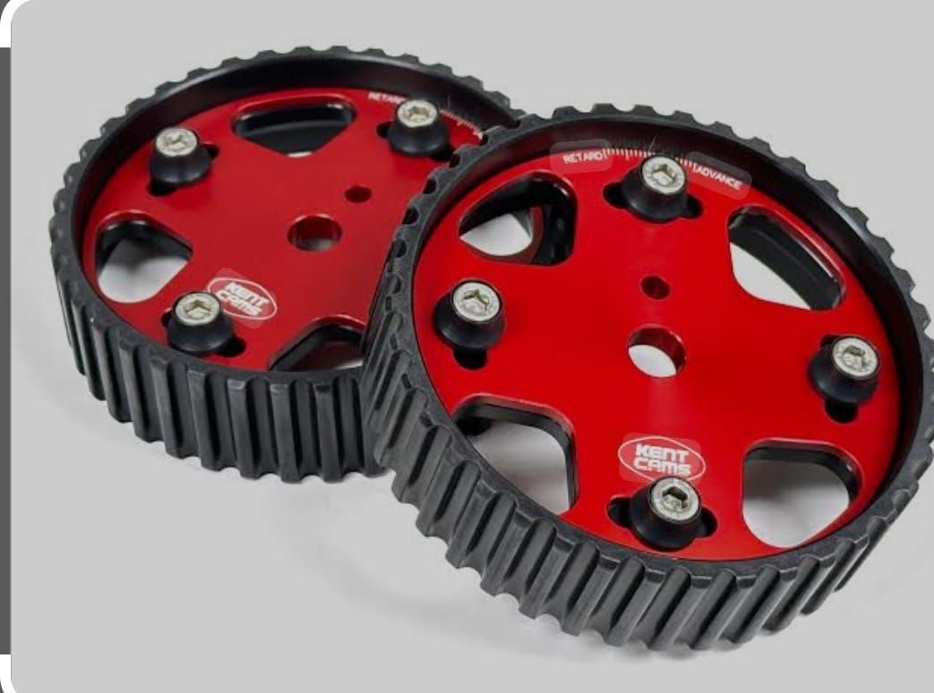 A close up of a car engine with a belt.