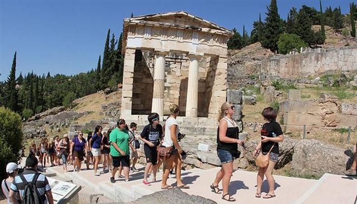 Family-friendly and small-group Delphi tour experience from Athens