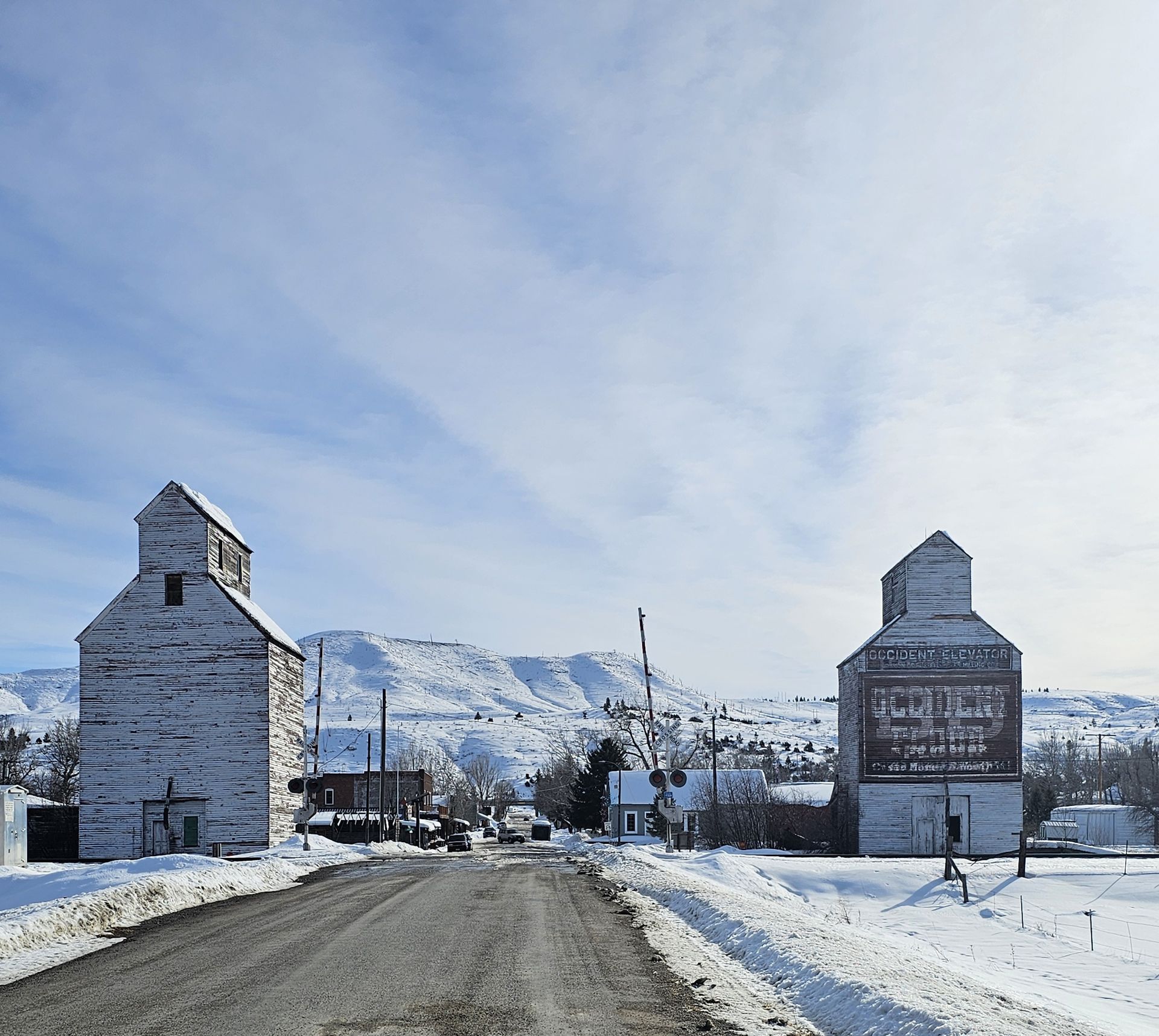 A snowy road with a sign that says ' arctic ' on it