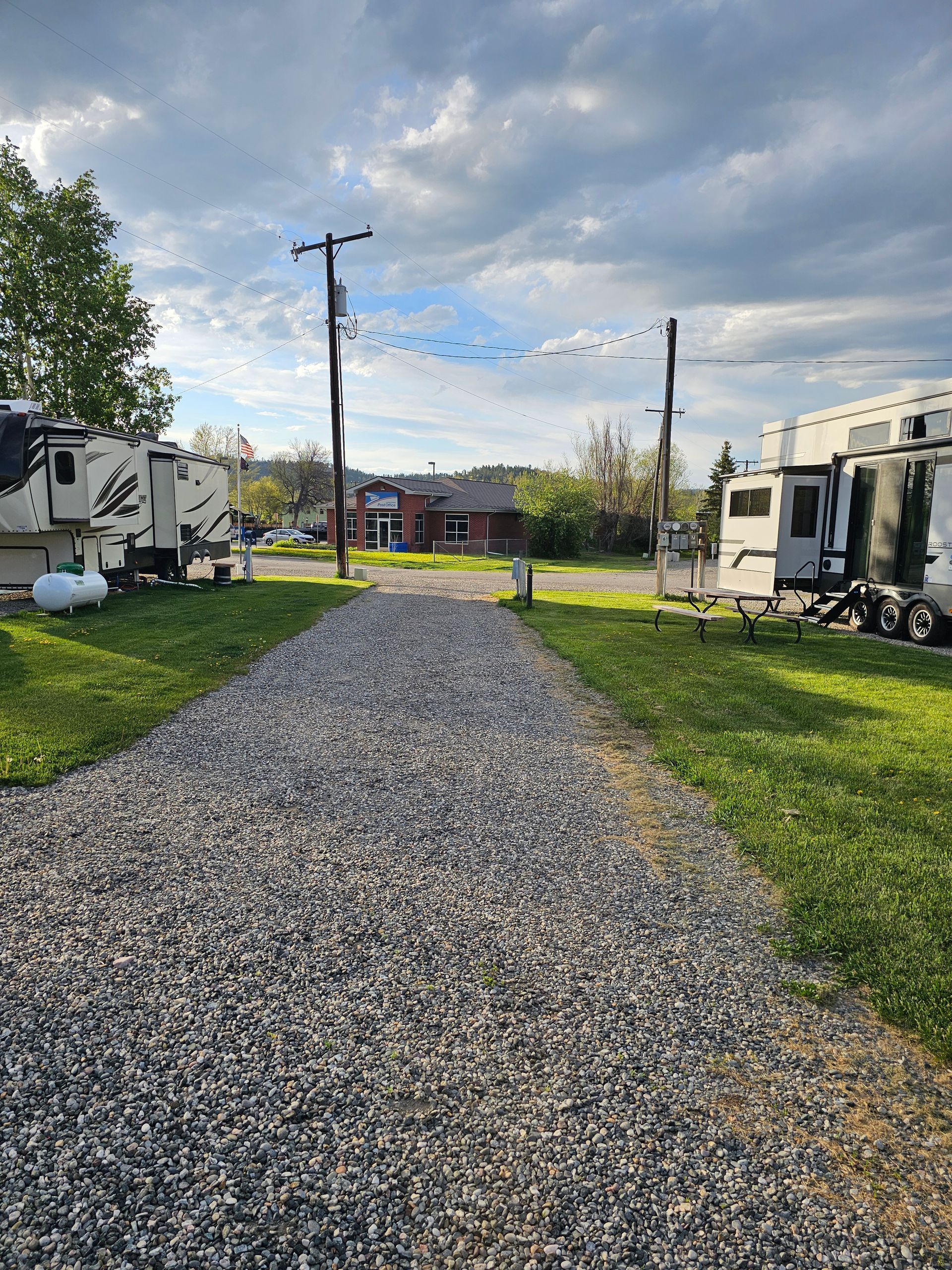 A gravel road leading to a rv park.