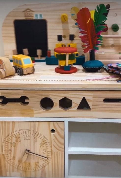 uma mesa de madeira com brinquedos e um relógio