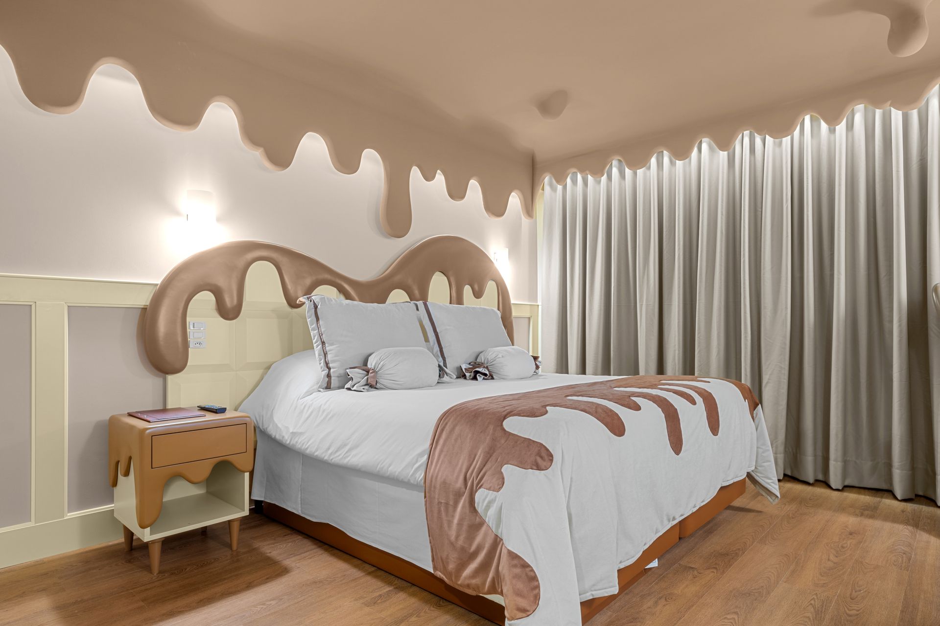 um quarto com cama, mesa de cabeceira e teto que parece chocolate.