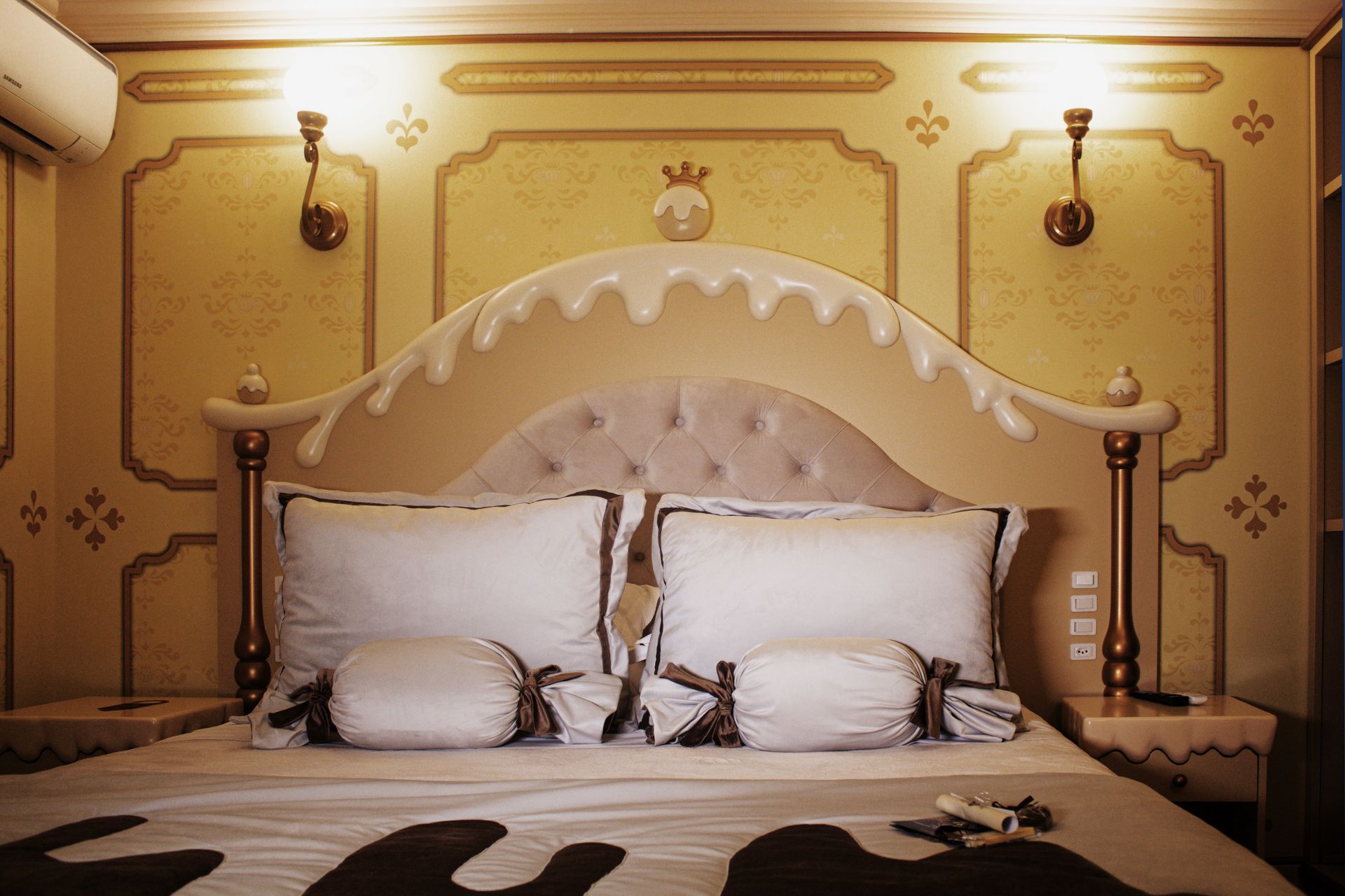 um quarto com cama king size, mesa de cabeceira e cortinas.