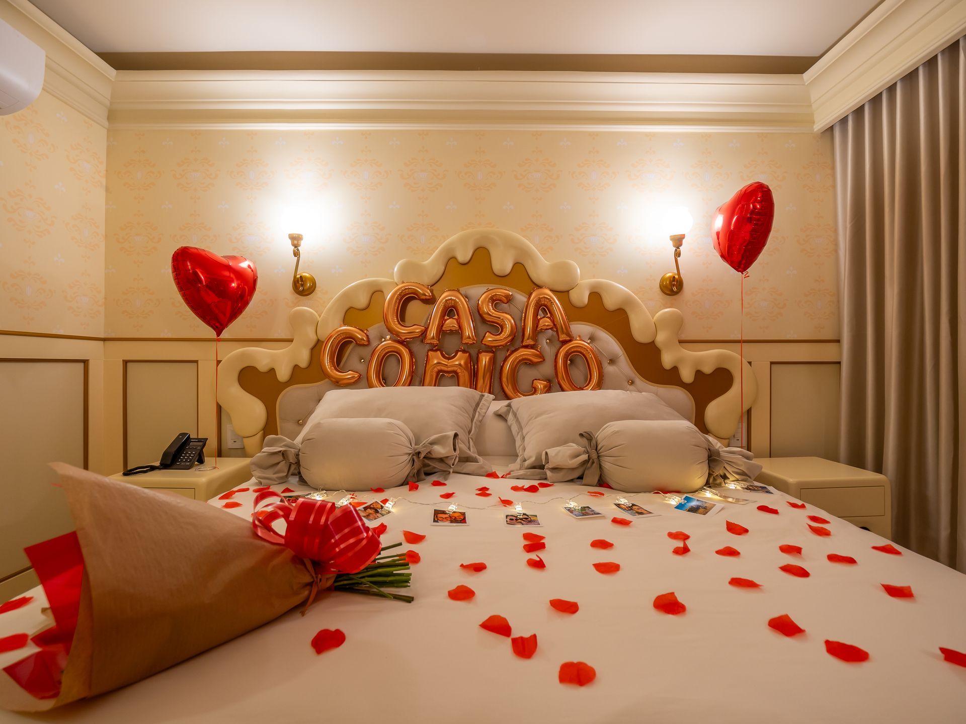 uma cama decorada com balões e um banner que diz feliz aniversário