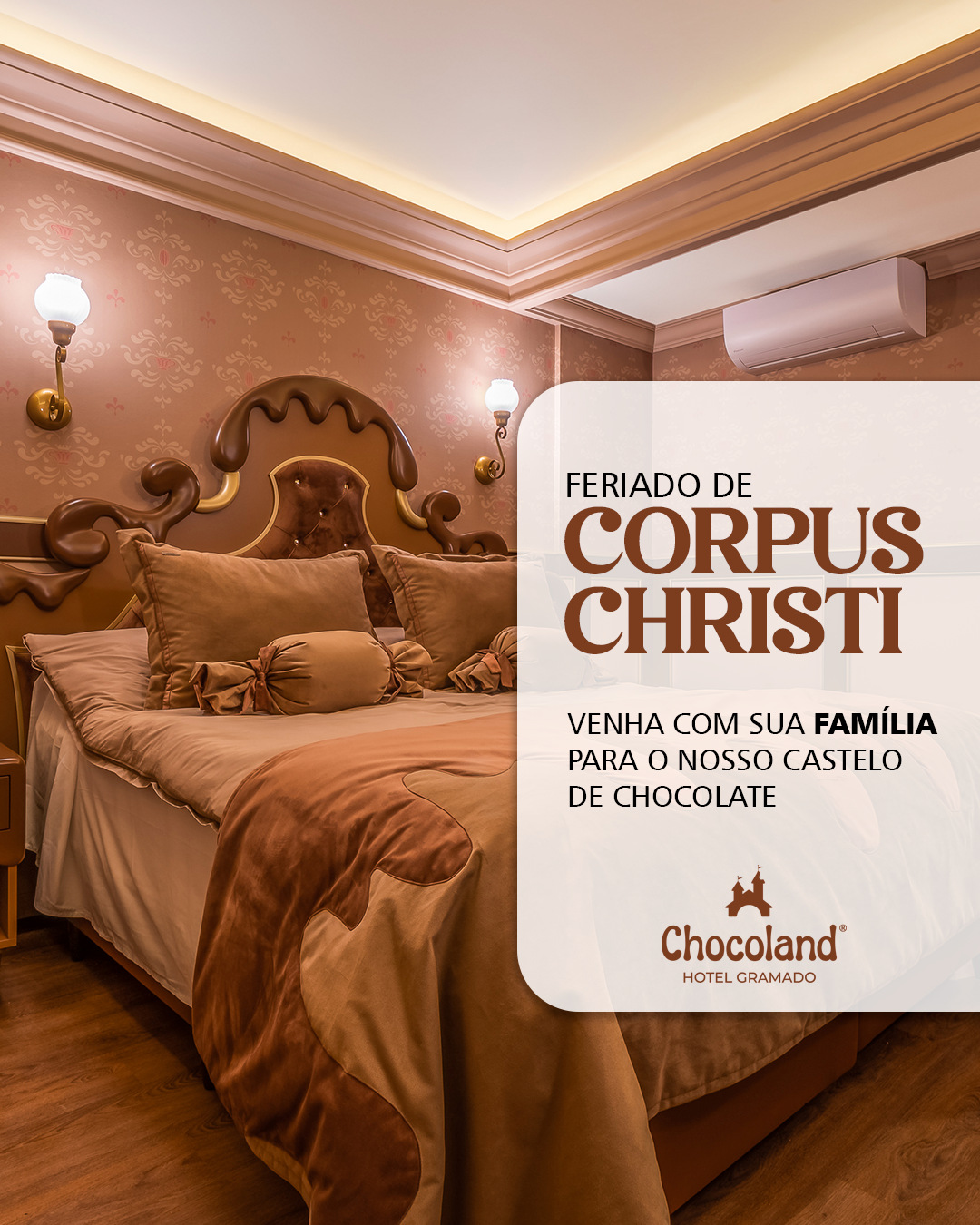 Uma cama decorada para o dia dos namorados com balões, toalhas e comida.