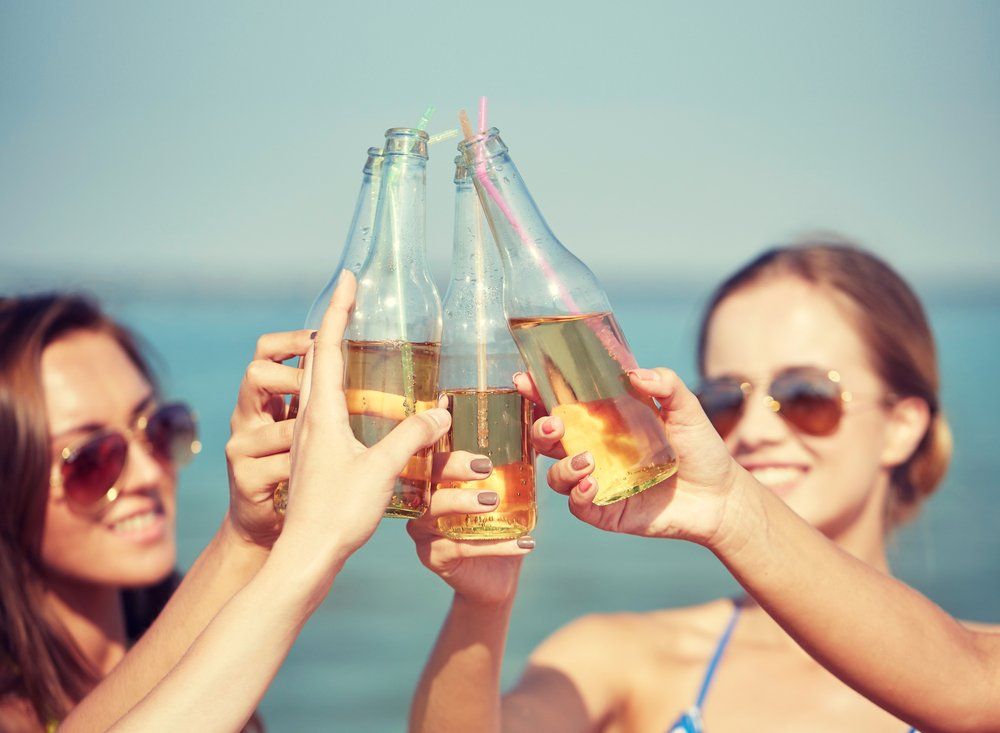 aperitivo tra amici con bibite analcoliche