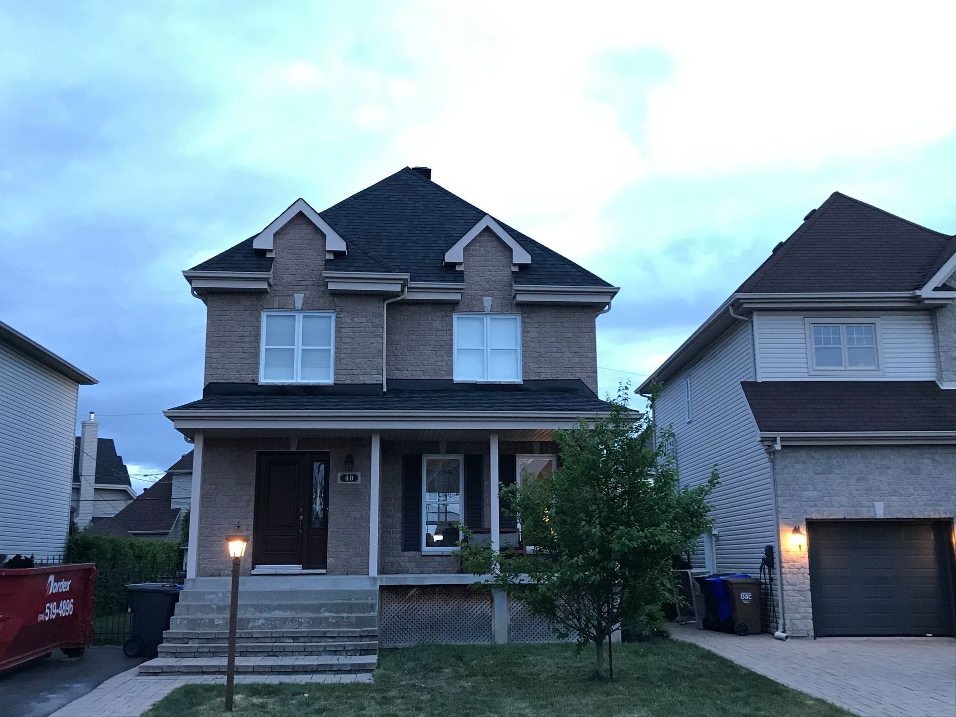Une grande maison en briques avec un toit noir