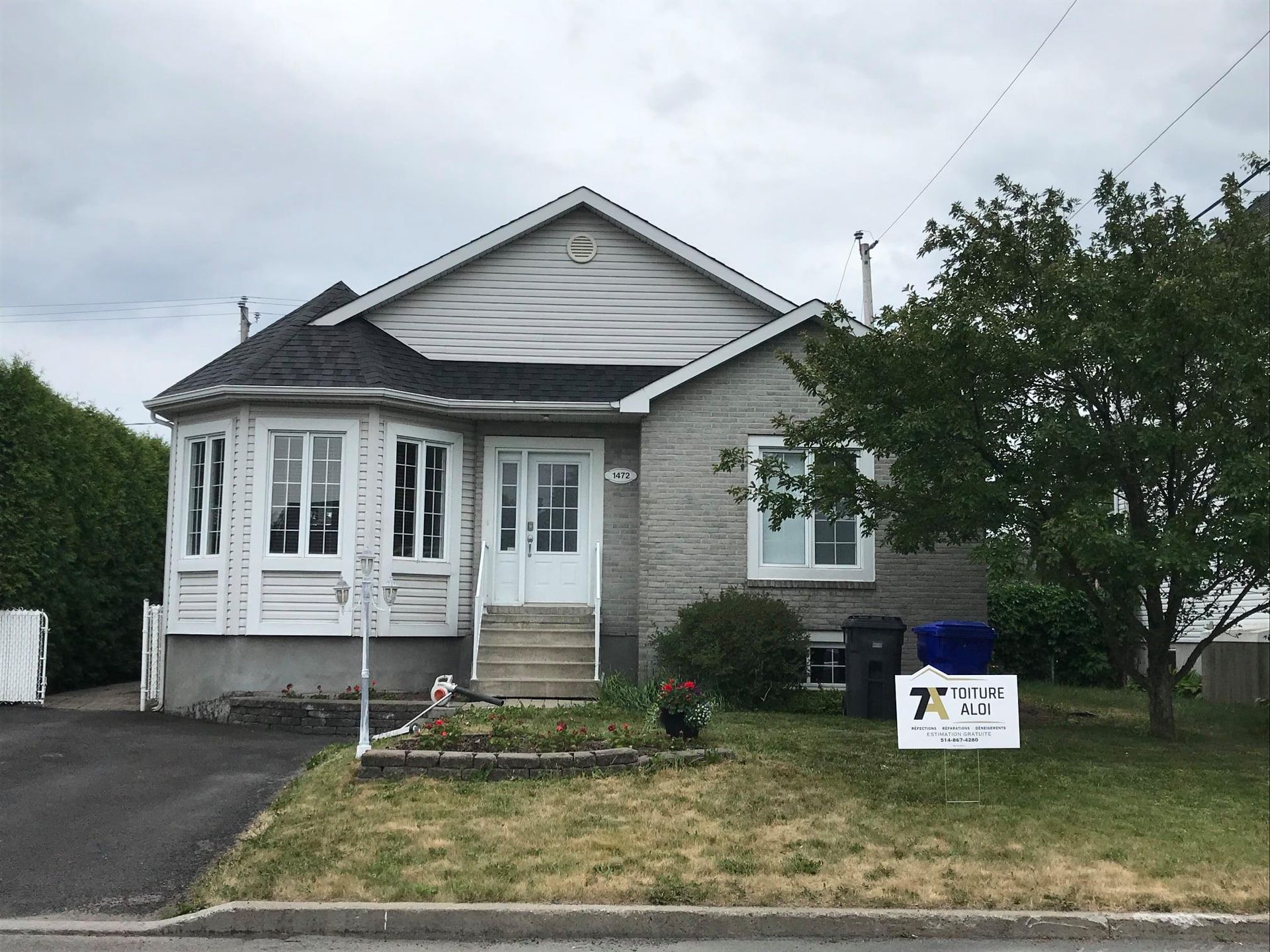 Une maison avec un panneau devant qui dit 7