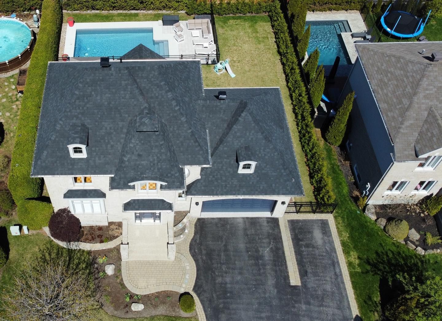 Une vue aérienne d'une maison avec une piscine dans l'arrière-cour