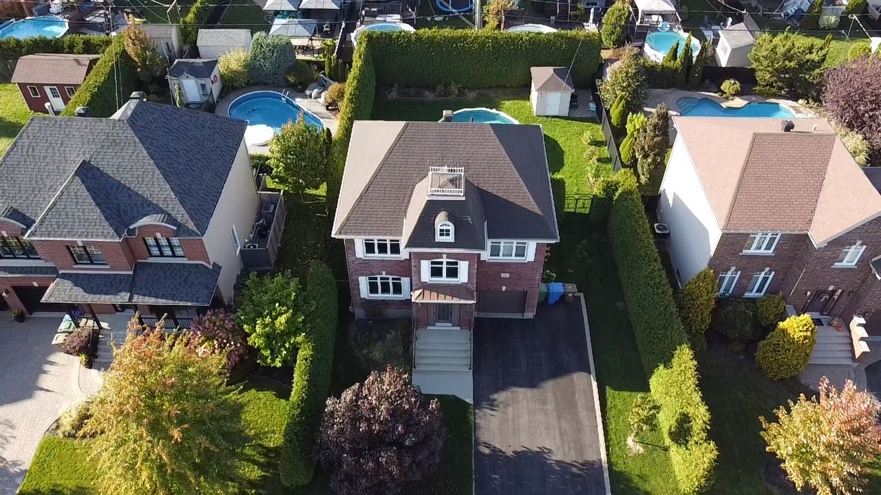 Une vue aérienne d'un quartier résidentiel avec une grande maison au milieu