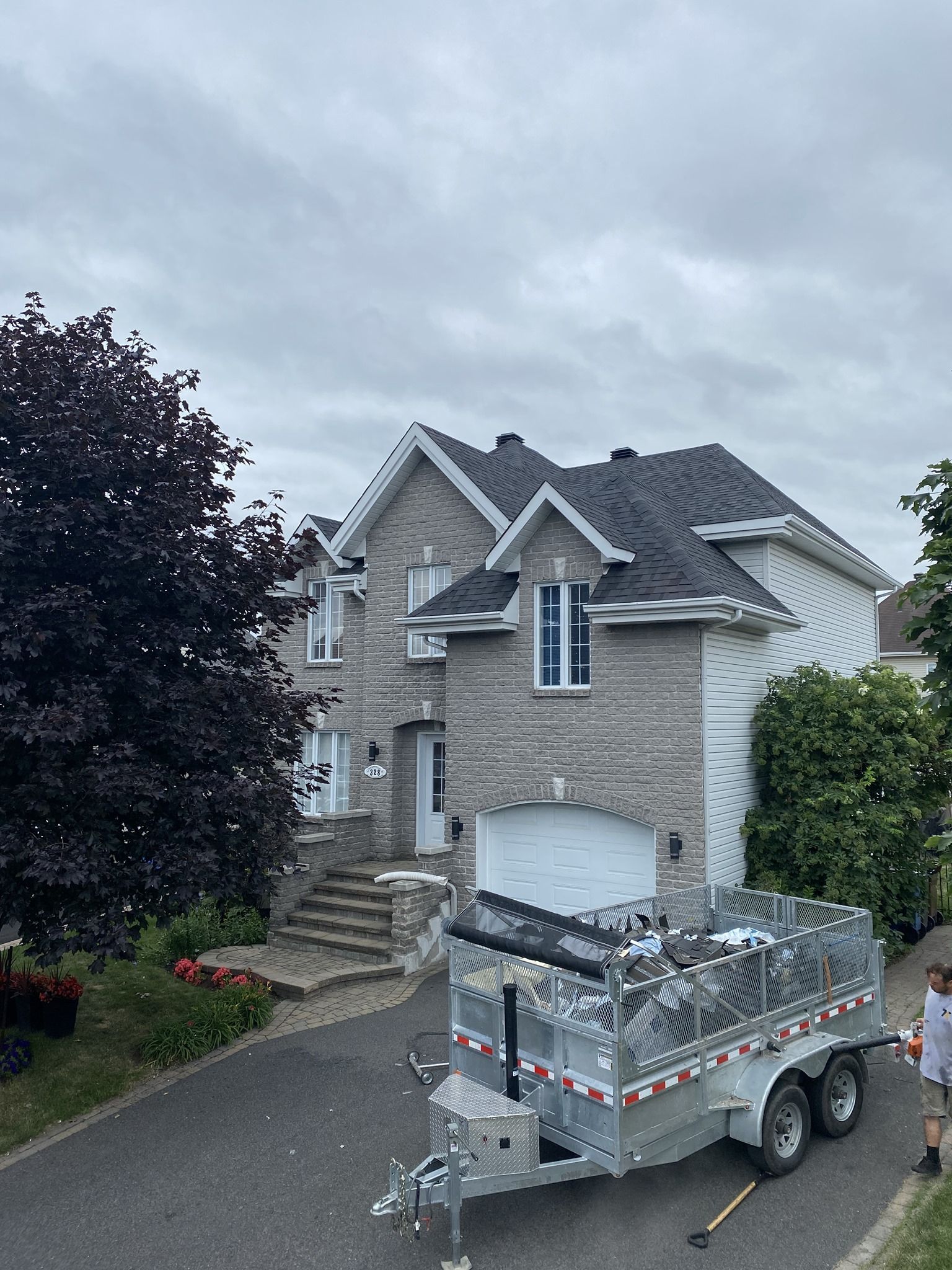 Une remorque est garée devant une maison.