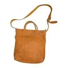 Una borsa tote color cuoio, simile alla pelle, con due manici superiori e una lunga tracolla regolabile, centrata su uno sfondo bianco.