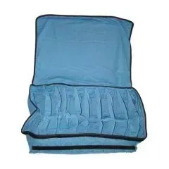 Una borsa portaoggetti in tessuto blu con coperchio a cerniera e diversi scomparti interni per organizzare gli oggetti.