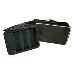 Due borse nere rettangolari imbottite per attrezzatura fotografica, una aperta con divisori interni visibili e una chiusa.