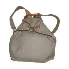 Zaino in tela grigia con coulisse, dettagli in pelle color cuoio e chiusura con fibbia in metallo, su sfondo bianco.