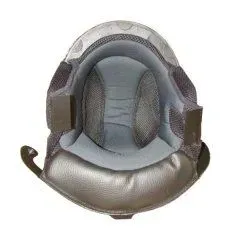 L'interno di un casco da motociclista, che mostra imbottiture grigie e tessuto a rete su sfondo bianco.