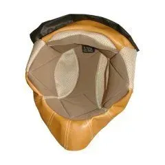 Fodera interna di un casco da motociclista, con finiture in pelle color cuoio e imbottitura in rete beige.