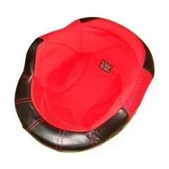 Vista interna di un berretto con fodera interna rosso acceso e visiera nera effetto pelle con cuciture rosse.