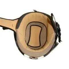 Vista interna di un casco da motociclista che mostra la fodera in tessuto color beige e l'imbottitura in rete.