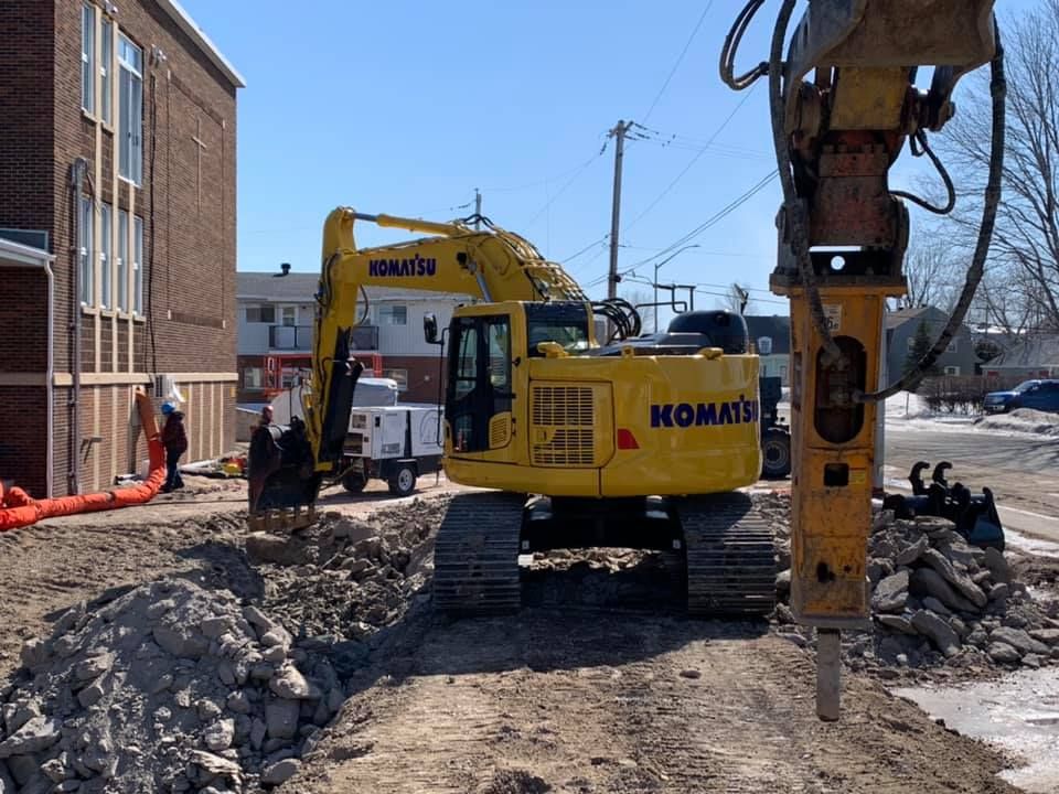 Une excavatrice Komatsu jaune travaille sur un chantier de construction