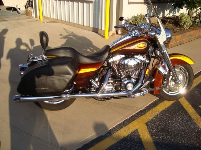 A harley davidson motorcycle is parked in a parking lot