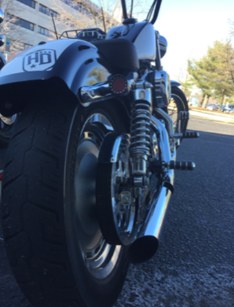 A motorcycle with a license plate that says hd