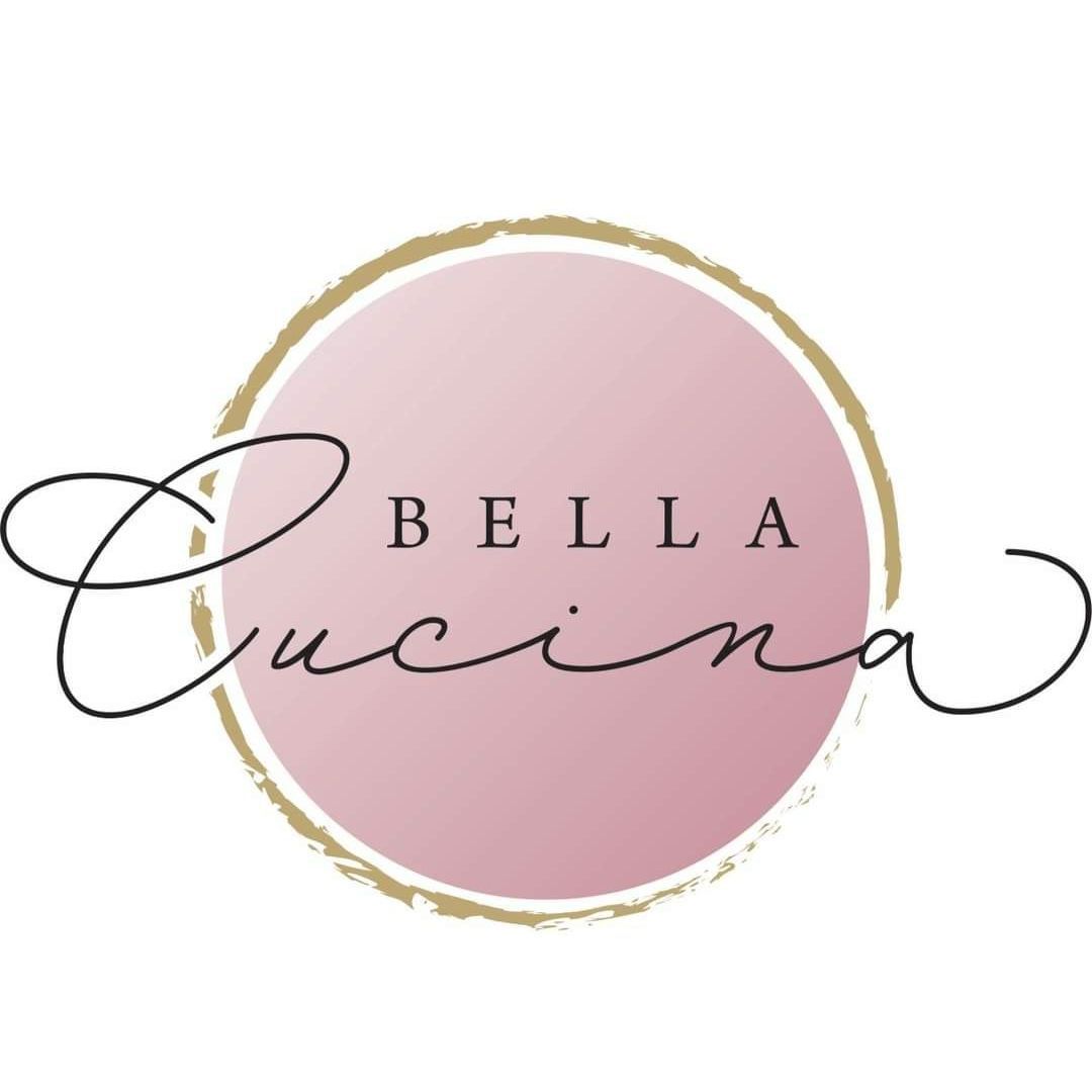 A pink circle with bella cucina written on it
