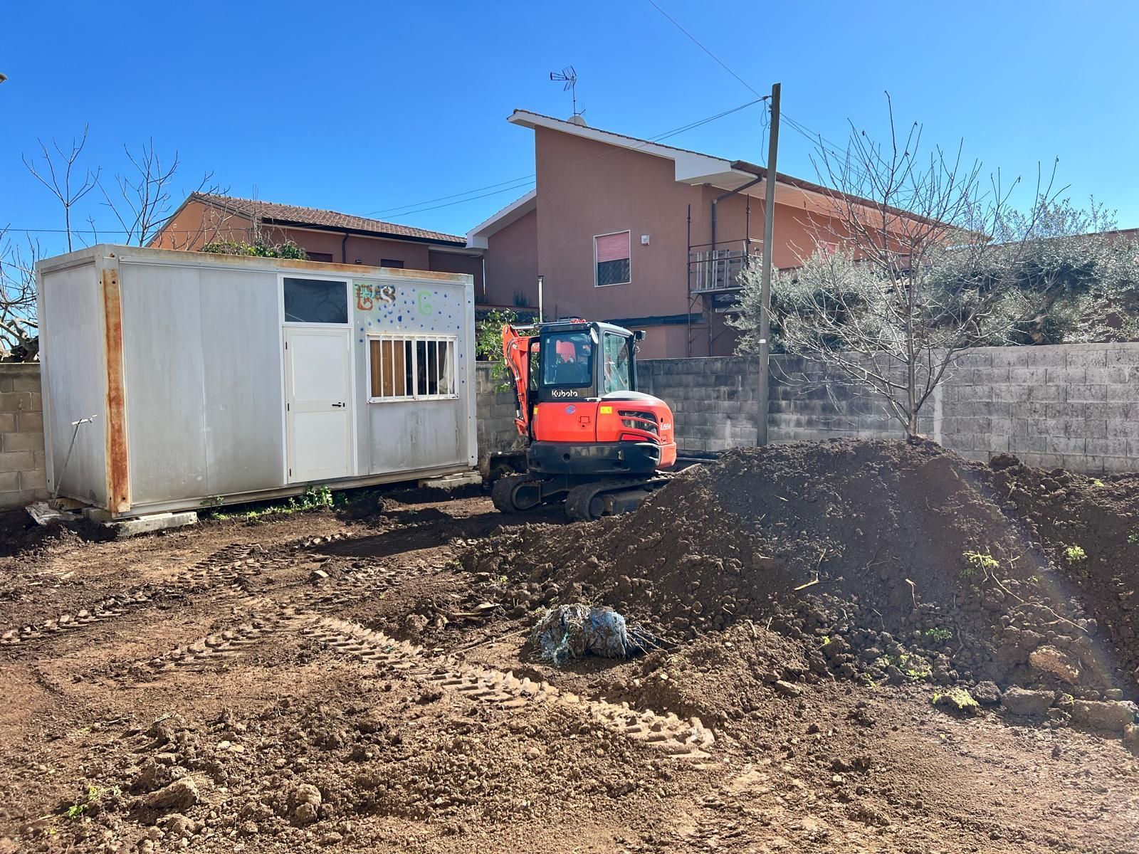 Movimento terra con piccola gru