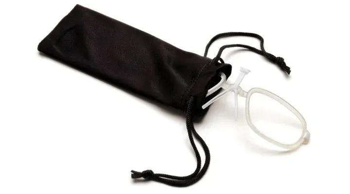 Bolsa negra con cordón y gafas parcialmente visibles.