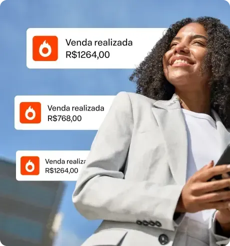 Mulher sorrindo, olhando para as notificações de vendas no celular.
