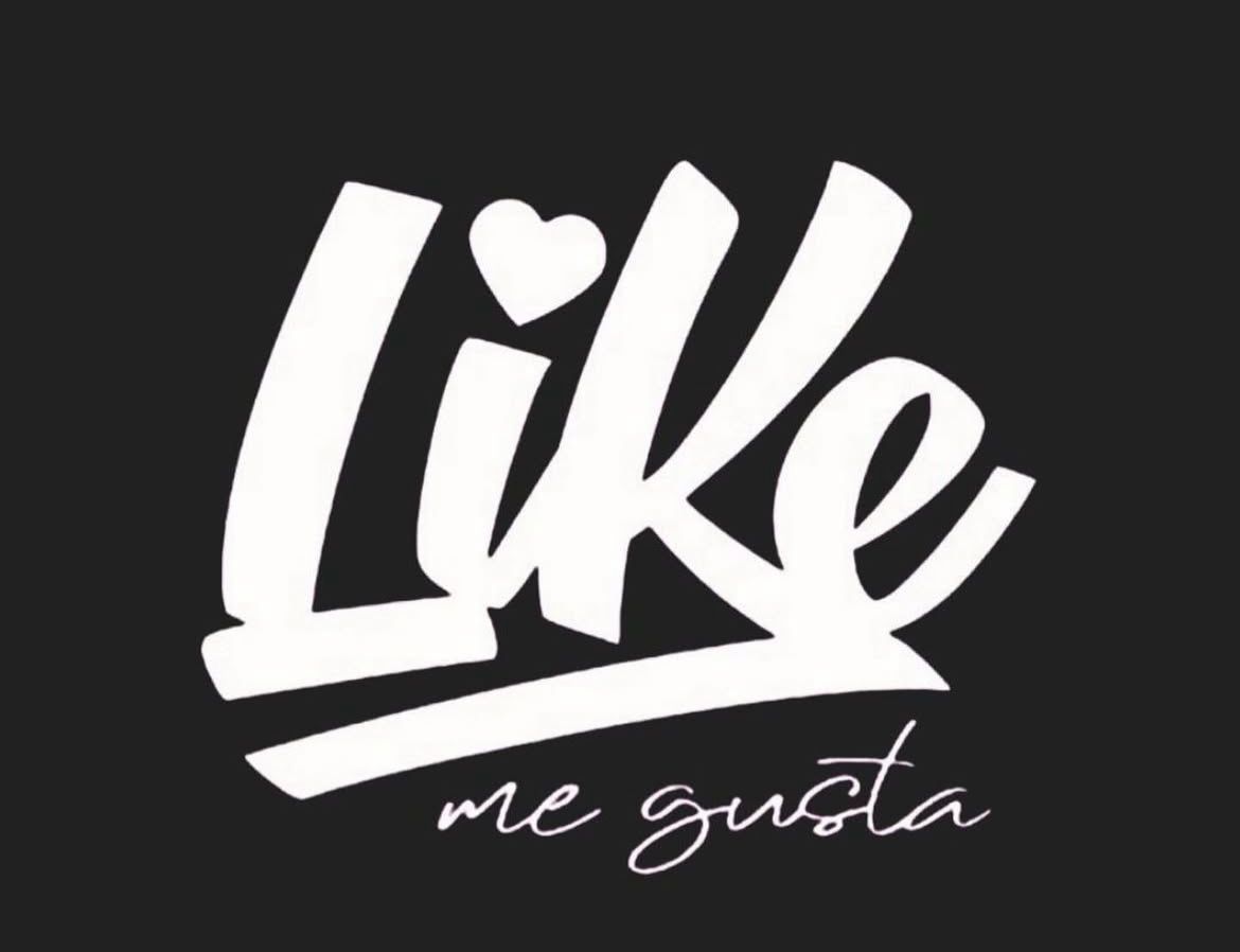 Un logo blanco sobre fondo negro que dice like me gusta