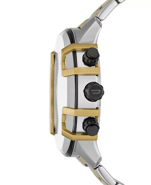 Un reloj de plata y oro con una esfera negra sobre fondo blanco.