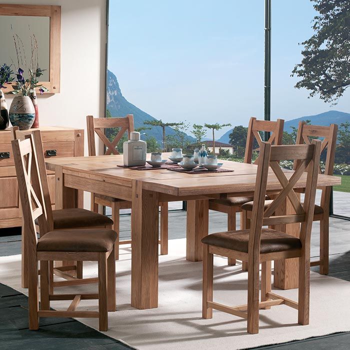 Une table en bois avec un plateau carré et quatre pieds sur fond blanc.