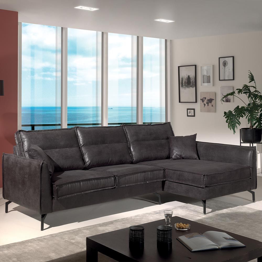 Canapé d'angle en cuir marron dans un salon moderne avec table d'appoint et étagères décoratives.