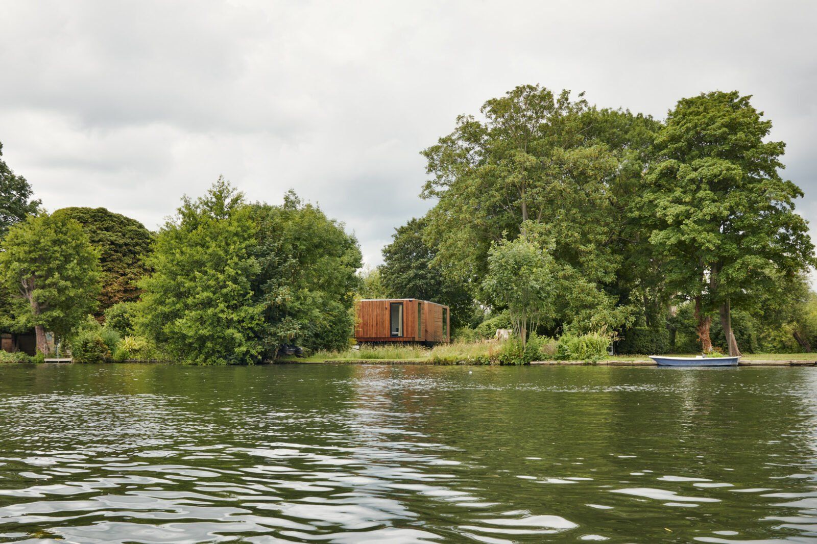 A view across the Thames of a modern dwelling at Wheatley Eyot