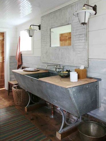 Old furnitures turned into a vintage bathroom decor