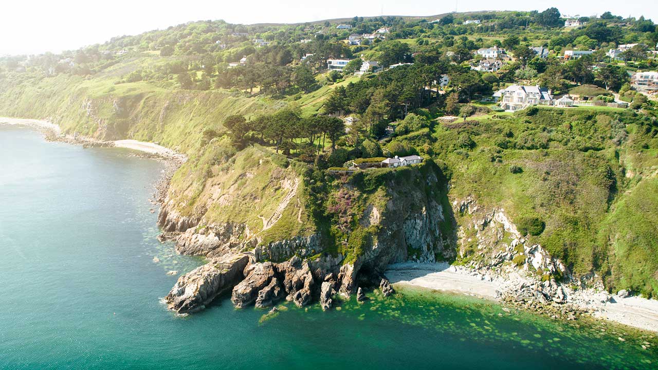 Using extensive planting a modern dwelling is well integrated into the landscaping of Howth head