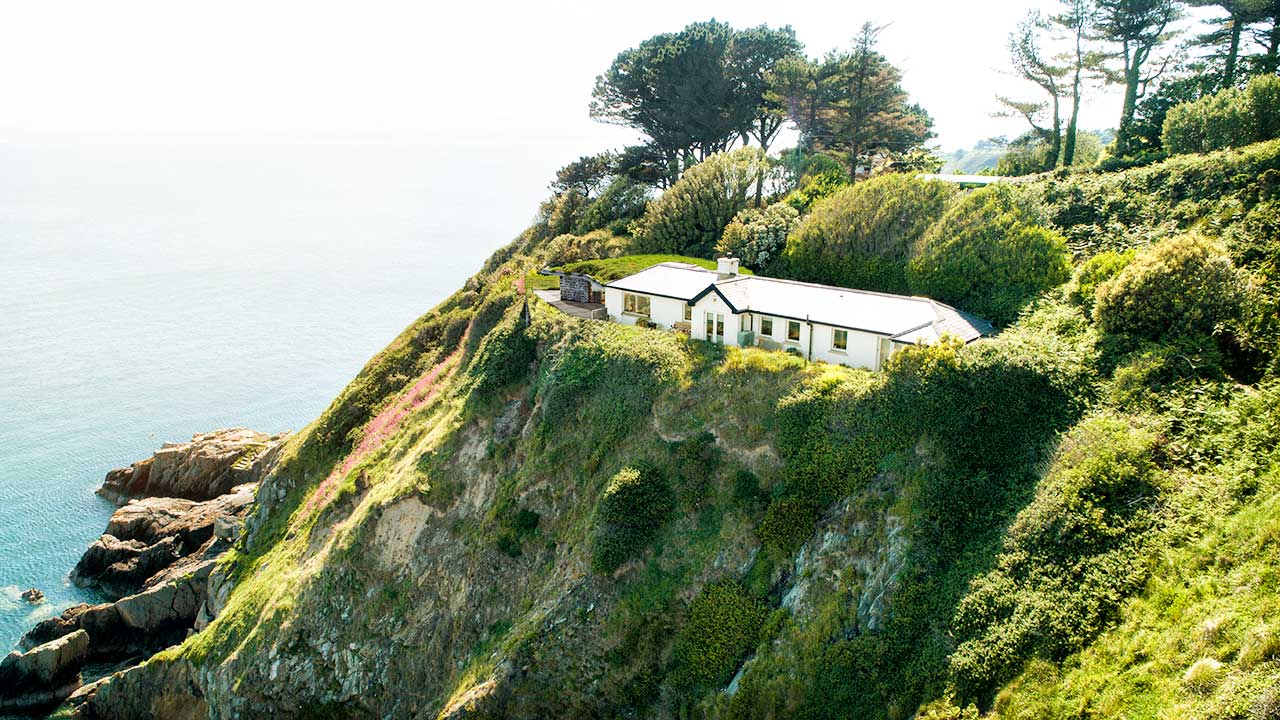 Using extensive planting, a modern dwelling is well integrated into the landscaping of Howth head